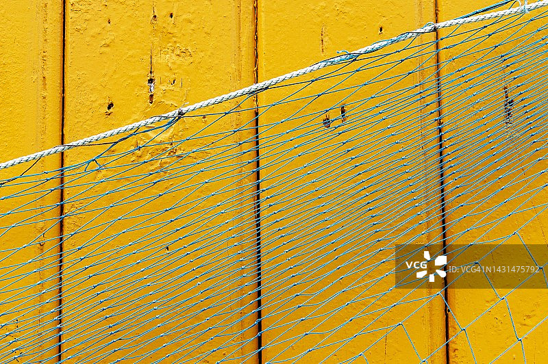 罗弗敦的黄色木质背景上的渔网，挪威图片素材