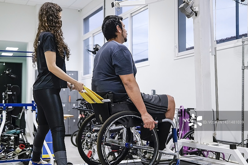 在理疗中坐在轮椅上的男人图片素材