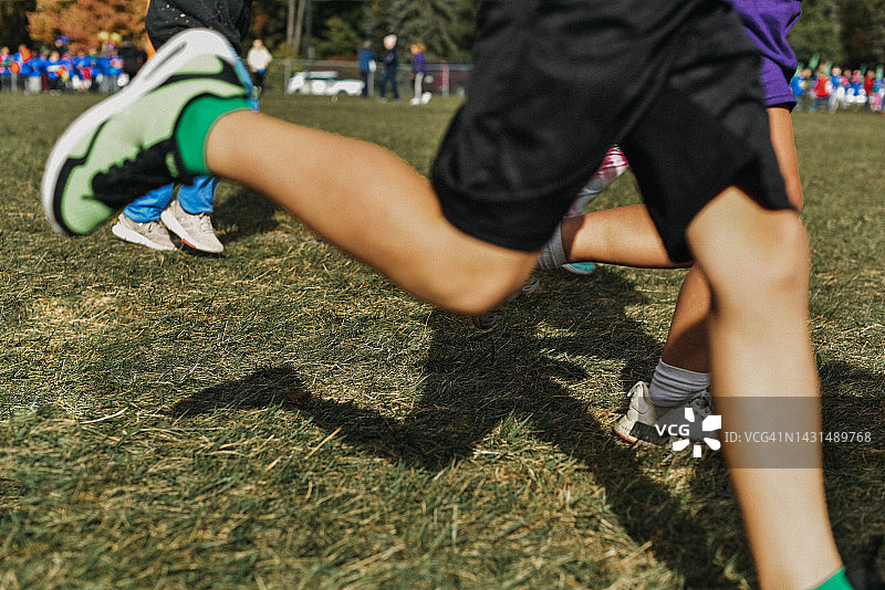 孩子们奔跑图片素材