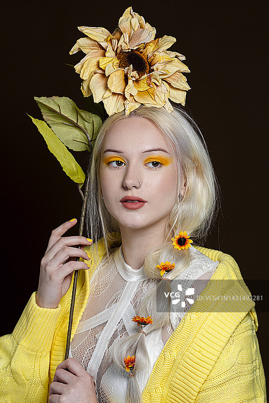 深色背景前的漂亮女人图片素材