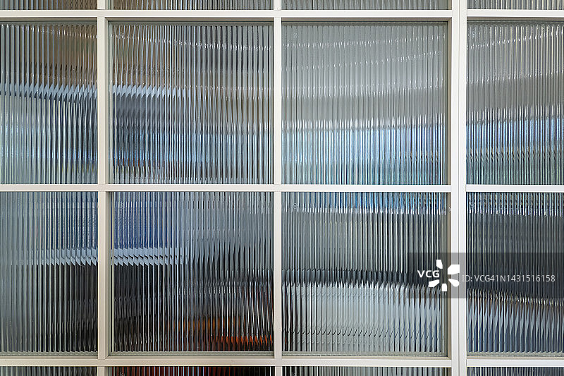 由蓝色玻璃窗形成的抽象图案图片素材