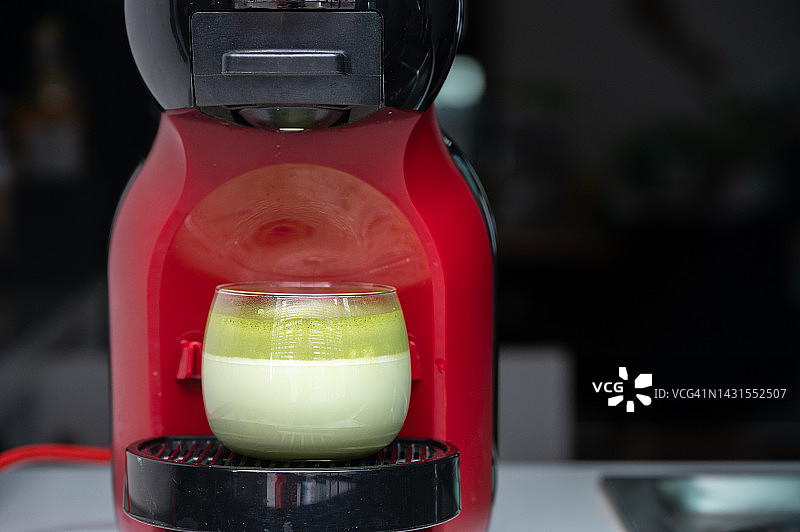 咖啡机制作抹茶拿铁图片素材