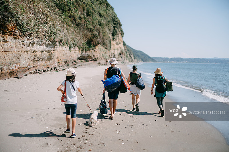 亲朋好友漫步东京湾阳光海滩图片素材
