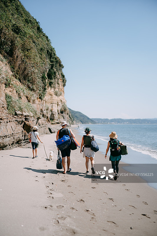 亲朋好友漫步东京湾阳光海滩图片素材