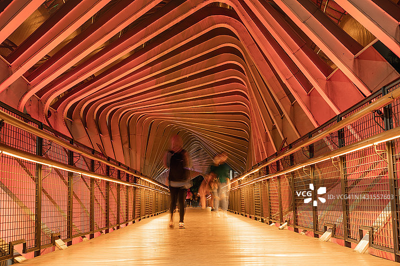 亚洲大城市的行人天桥图片素材