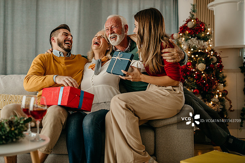 圣诞节时的老年夫妇和年轻夫妇图片素材