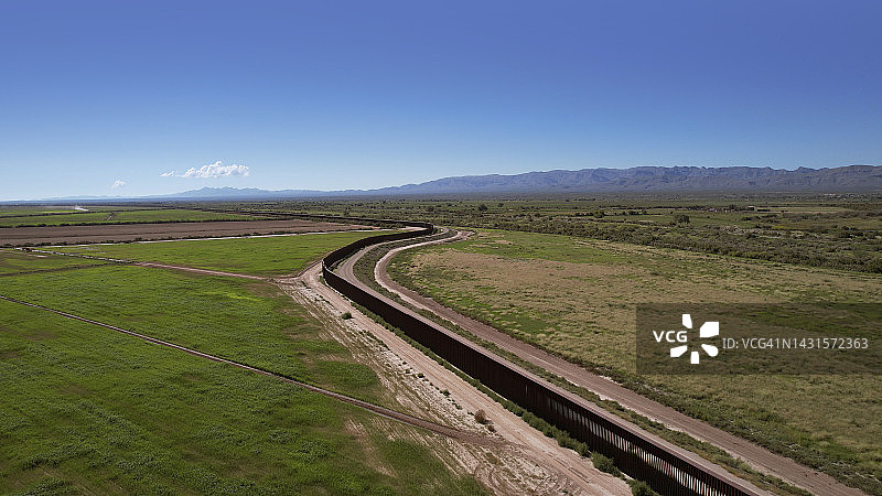 美国-墨西哥边境的栅栏航拍图片素材