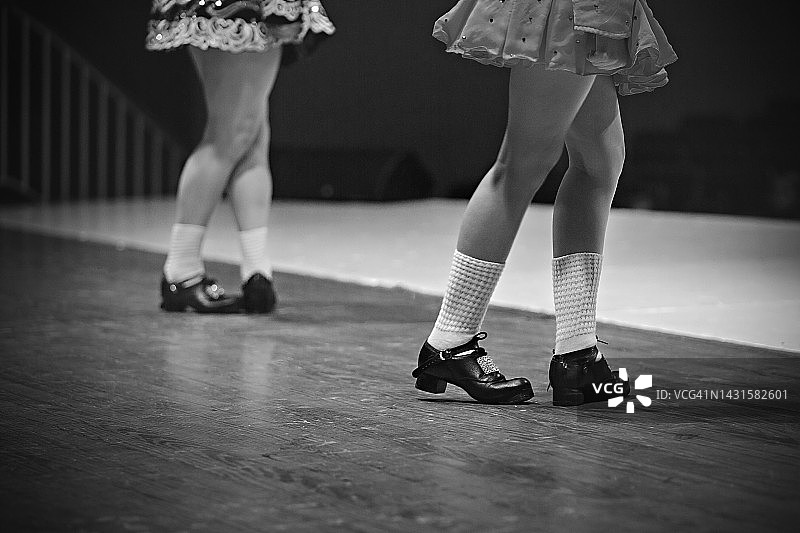 两名爱尔兰舞者穿硬鞋在舞台上表演图片素材