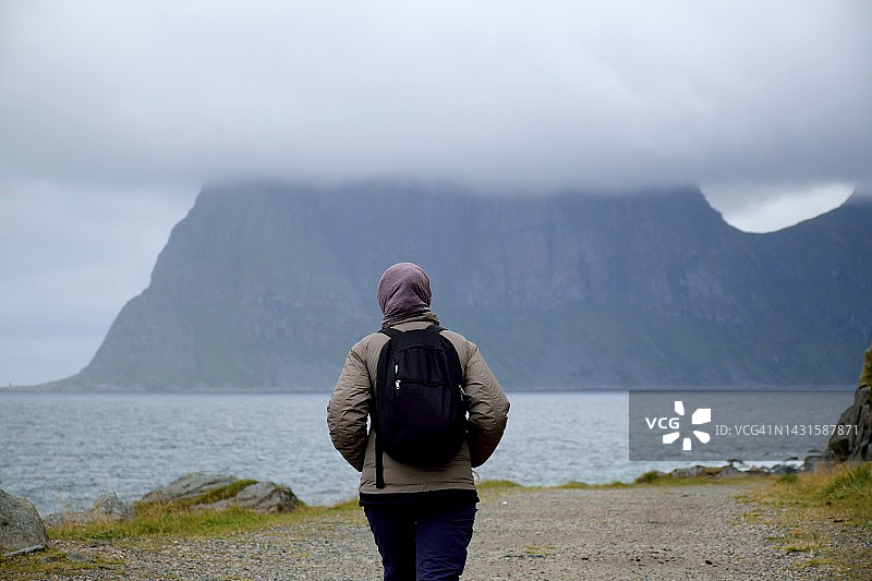在罗弗敦群岛徒步的女人图片素材