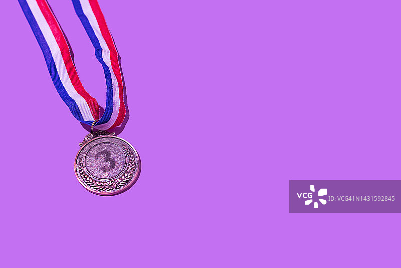 紫色背景上的数字3青铜奖牌：获胜者概念图片素材