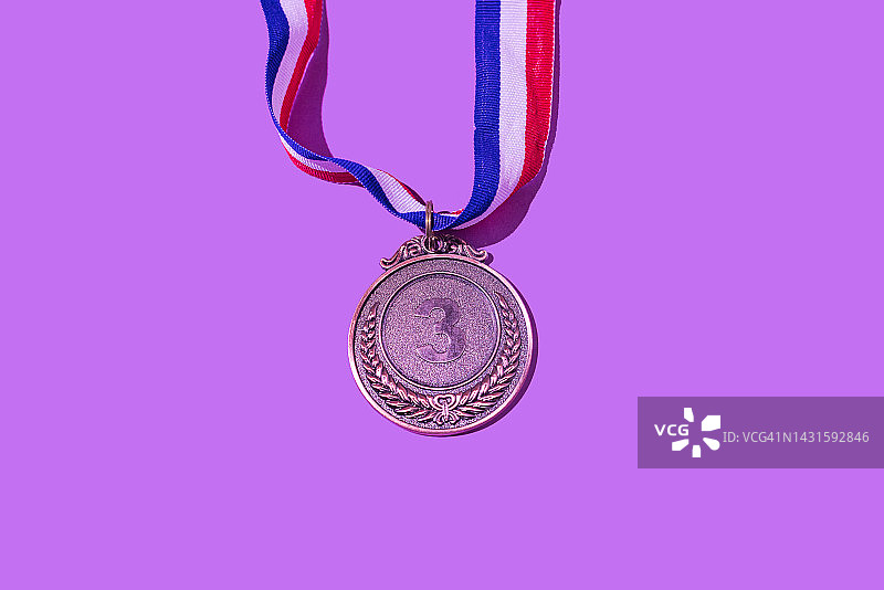紫色背景上的数字3青铜奖牌：获胜者概念图片素材