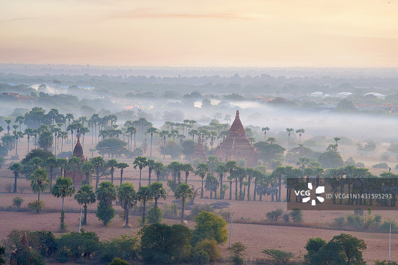 考古区内缅甸蒲甘的古代寺庙遗址景观图片素材