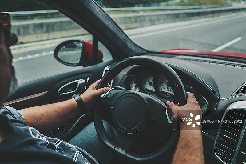 男人手握汽车方向盘图片素材