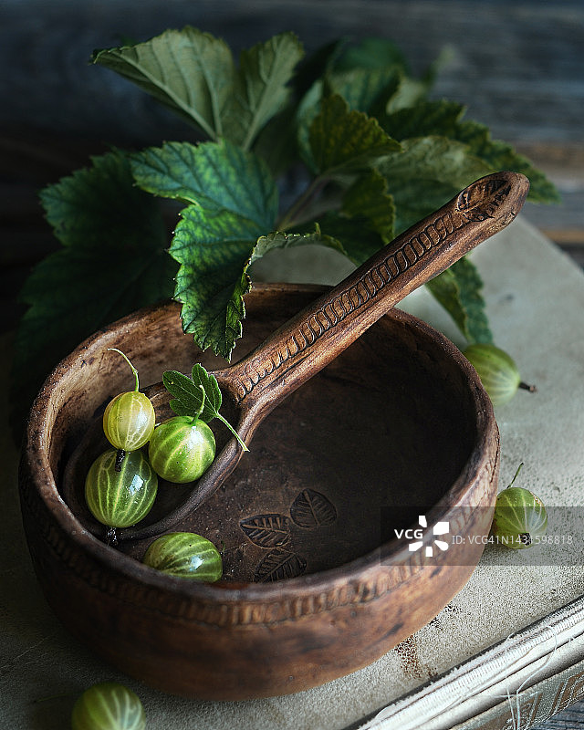 手工棕色陶土碗和勺子图片素材