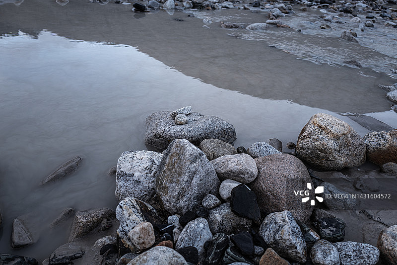 西藏雪山下的贫瘠土地与河石图片素材