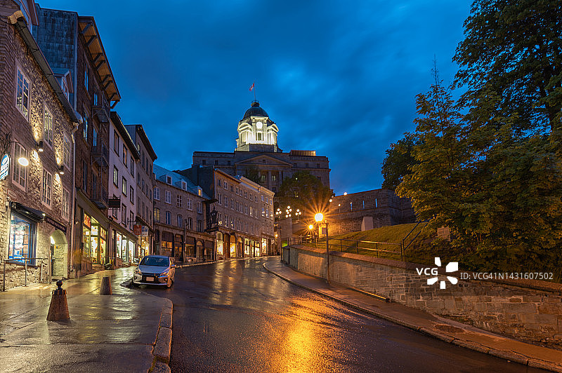 加拿大魁北克市黄昏下的道路图片素材