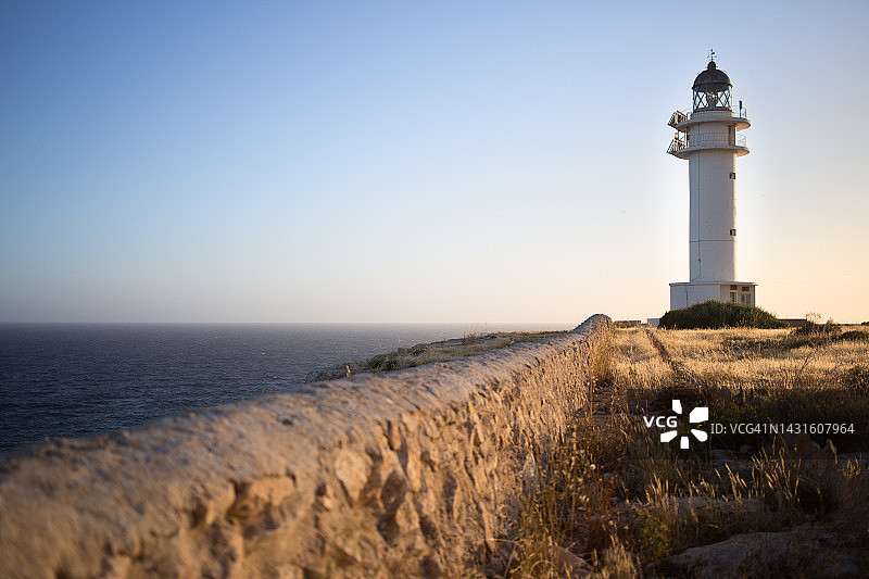 福门特拉岛巴瓦里亚海角日落时的灯塔图片素材