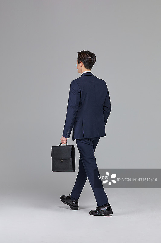 20多岁通勤商务男士手提公文包图片素材