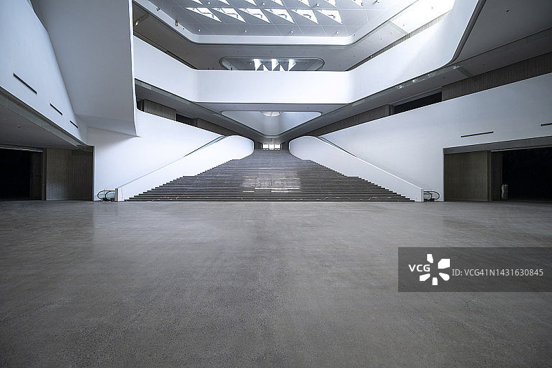 现代混凝土建筑的空旷大厅走廊图片素材