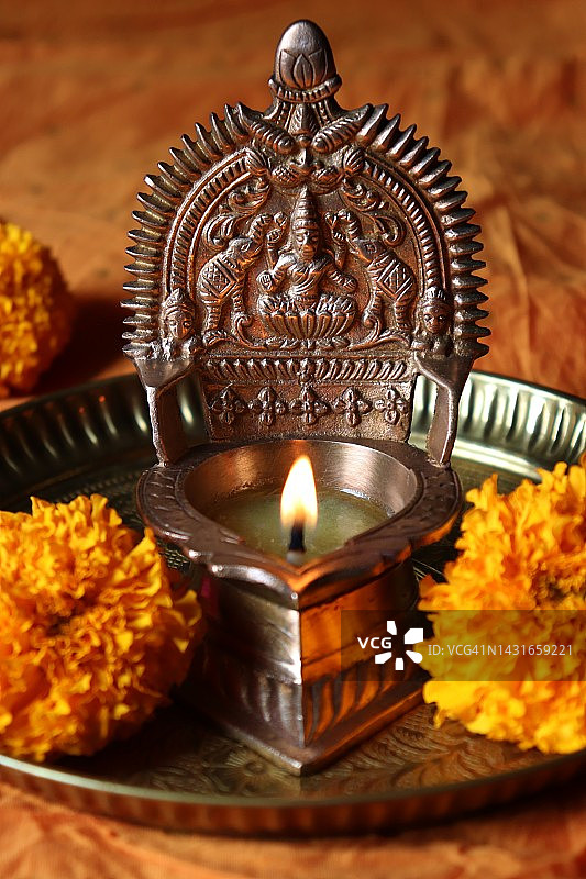 黄铜拉克希米女神灯/排灯节图片素材
