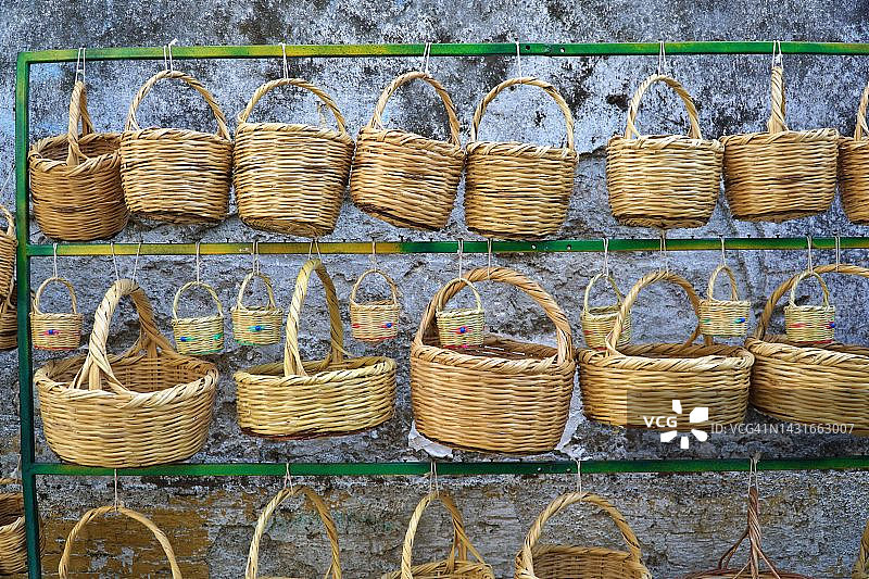 一排柳条篮图片素材