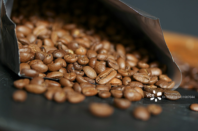 包装袋里的烘焙咖啡豆图片素材
