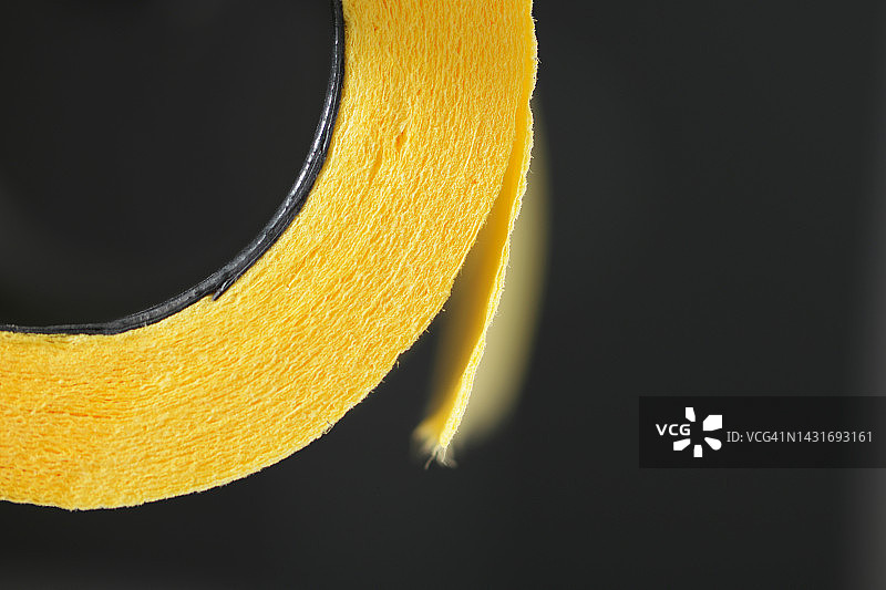 黄色卫生纸卷图片素材