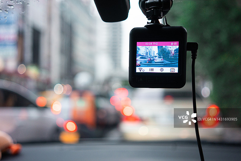 车载后视镜上的相机特写图片素材