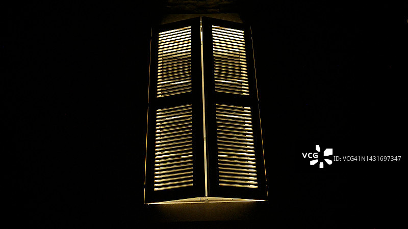 夜晚的百叶窗图片素材