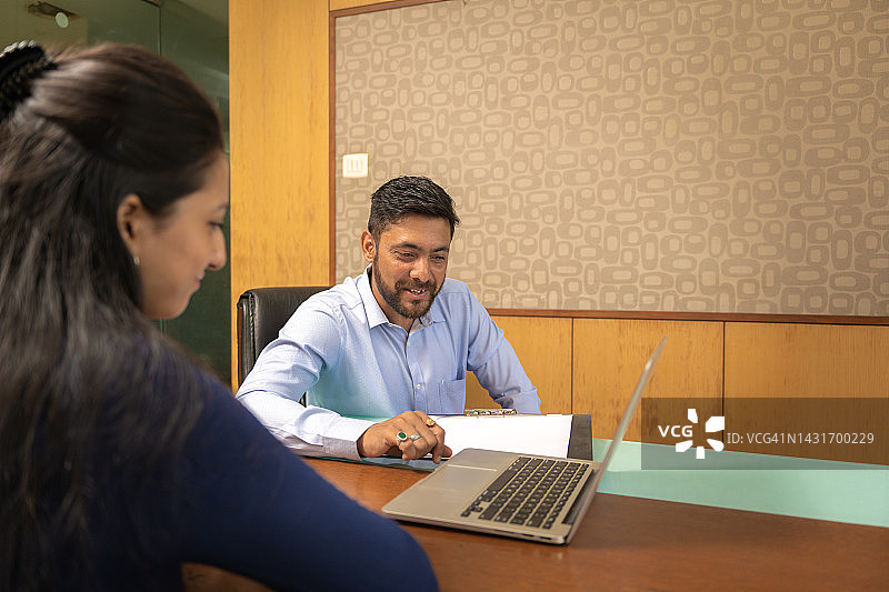 在办公室讨论的同事图片素材