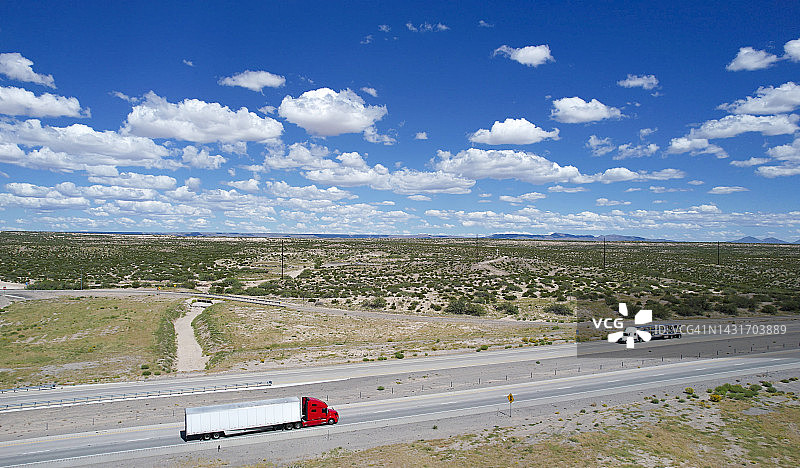 两辆半挂卡车在美国德克萨斯州际公路10号上行驶图片素材