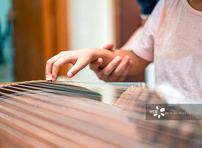 小女孩演奏中国古筝图片素材