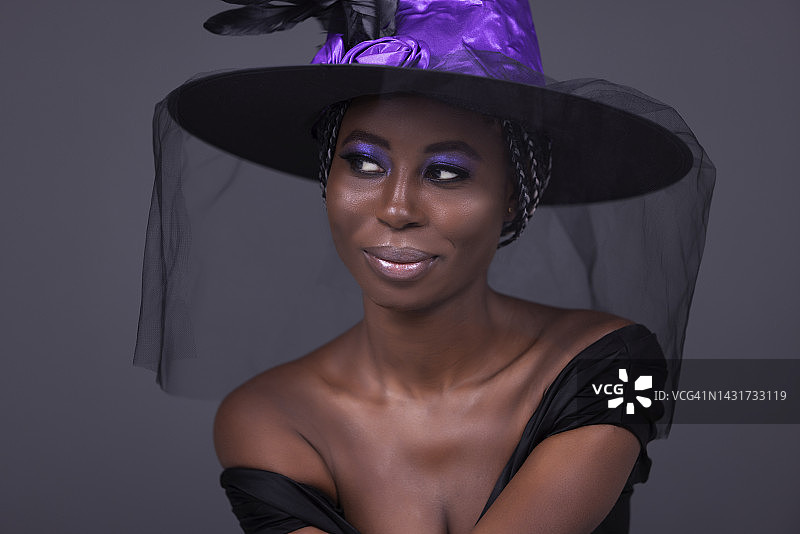 戴女巫帽的非洲裔美丽女人肖像图片素材