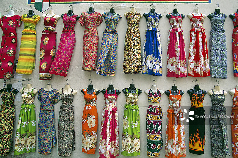 新加坡墙上挂着的连衣裙图片素材