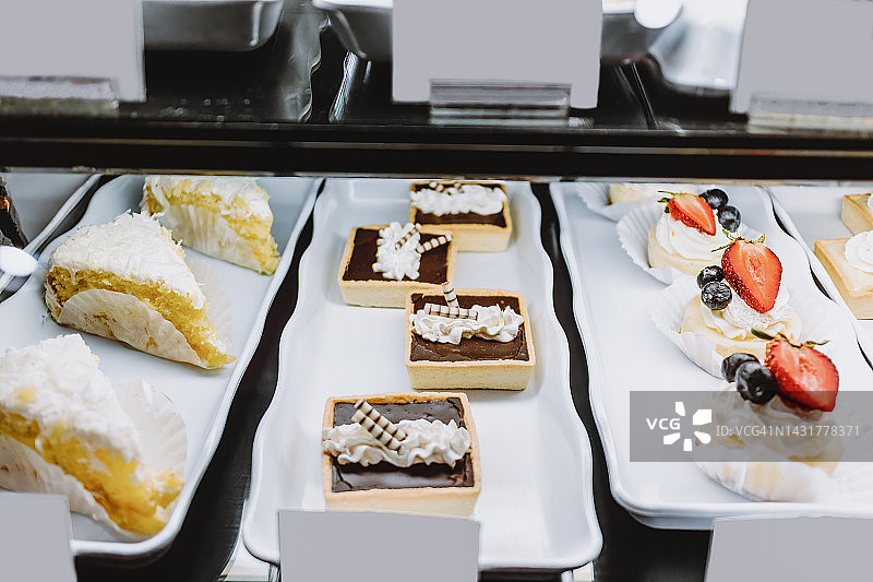 咖啡馆展示的烘焙糕点图片素材