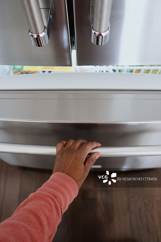 女人打开冰柜图片素材