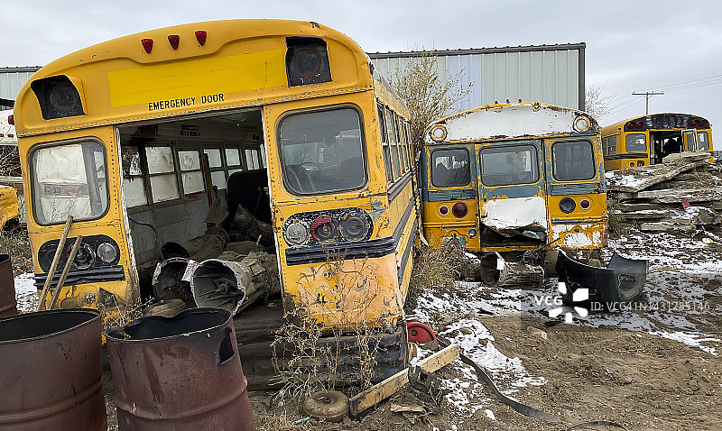 废品站的校车图片素材