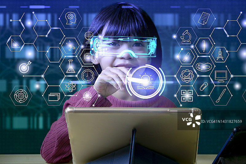 使用数位平板电脑和虚拟屏幕学习的女学生图片素材