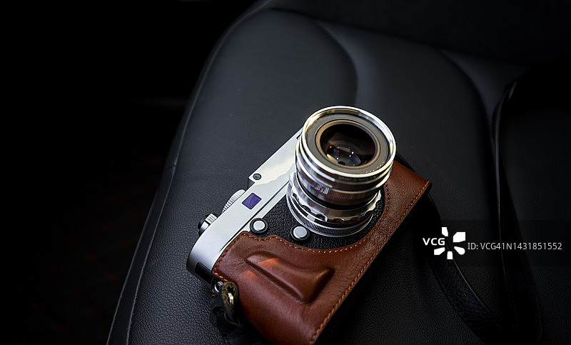 车里的复古相机图片素材