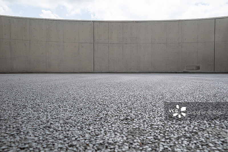 空旷的道路和墙壁图片素材