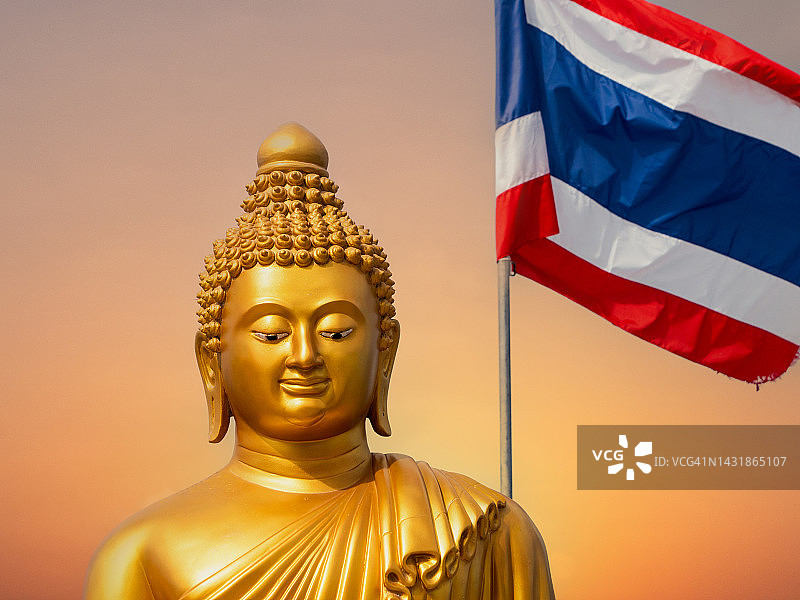 普吉岛大佛：泰国南部岛屿顶级旅游景点，山顶的大理石佛像可欣赏岛屿全景。泰国旅游、度假、探险和探索概念图片素材