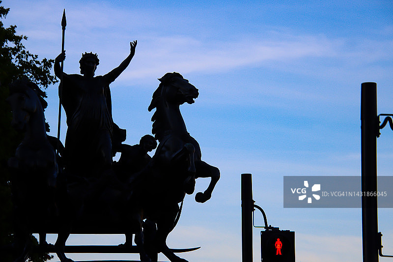 剪影中的博阿迪西亚雕像图片素材