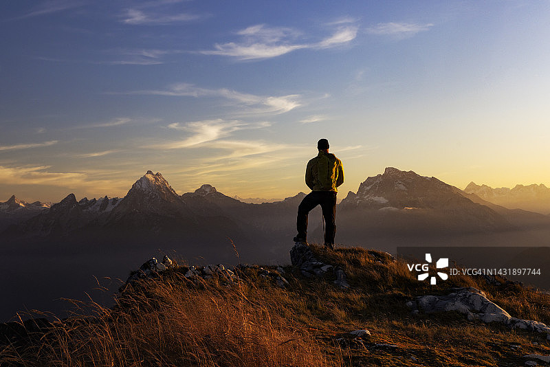 阿尔卑斯山脉的登山者，站在贝希特斯加登高地上，眺望瓦茨曼峰图片素材