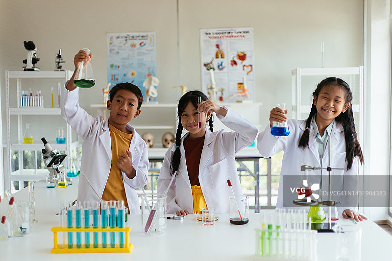进行科学实验时兴奋的学生图片素材
