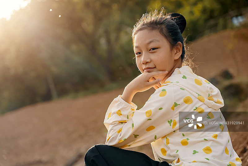女孩看着镜头图片素材