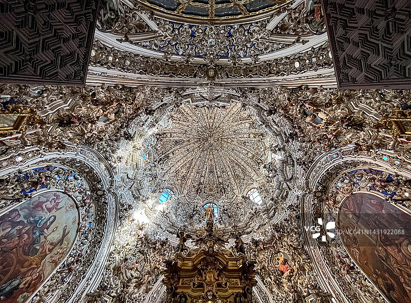 西班牙卢塞纳圣马特奥教堂内小礼拜堂的巴洛克式穹顶和墙壁图片素材