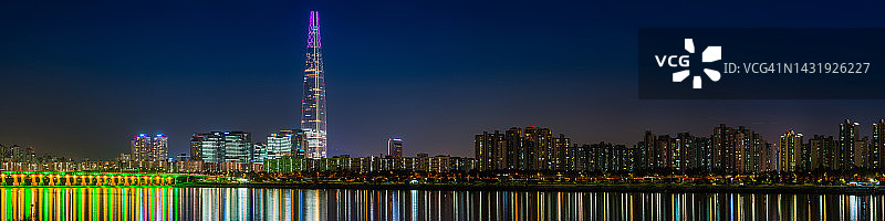 未来主义摩天大楼在汉江夜景全景中闪耀，韩国首尔图片素材