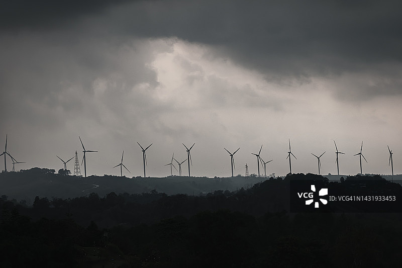 山上的风力涡轮机图片素材