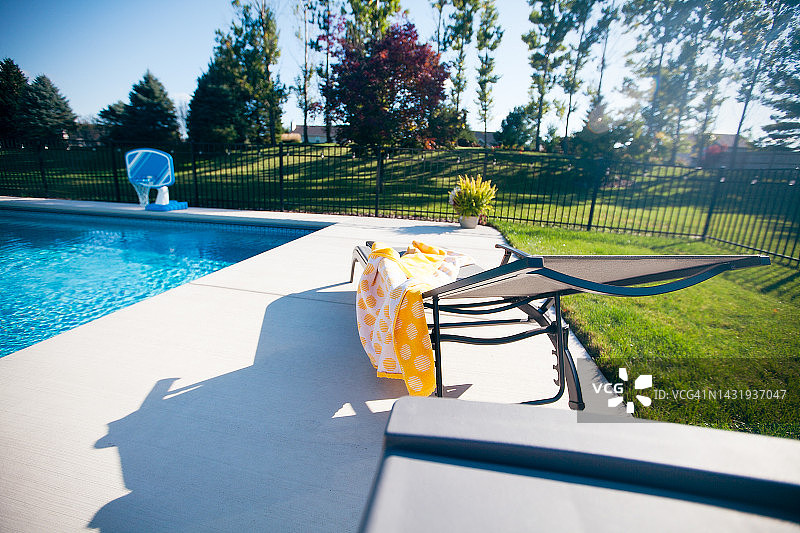 住宅泳池中的漂浮物图片素材