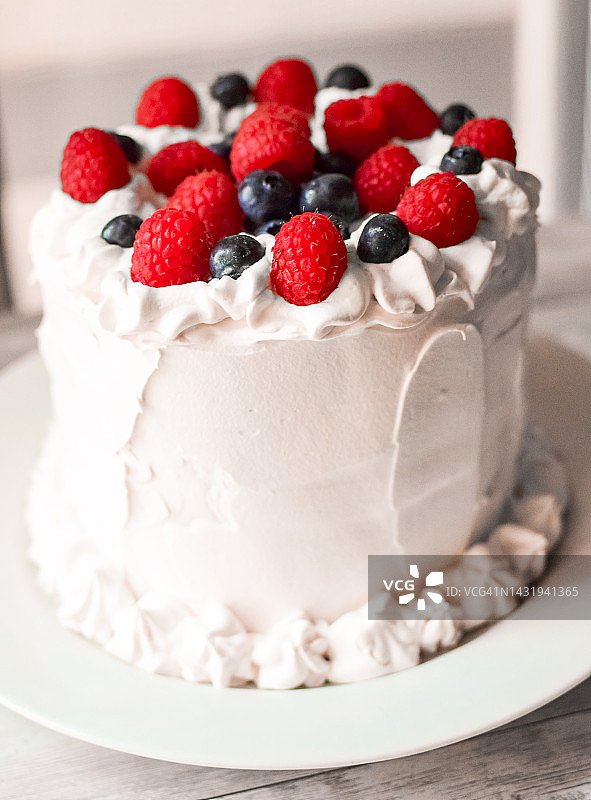 白色浆果蛋糕图片素材